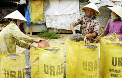 Kỳ lạ chợ b&aacute;n tro rơm Tr&agrave; Th&ocirc;n